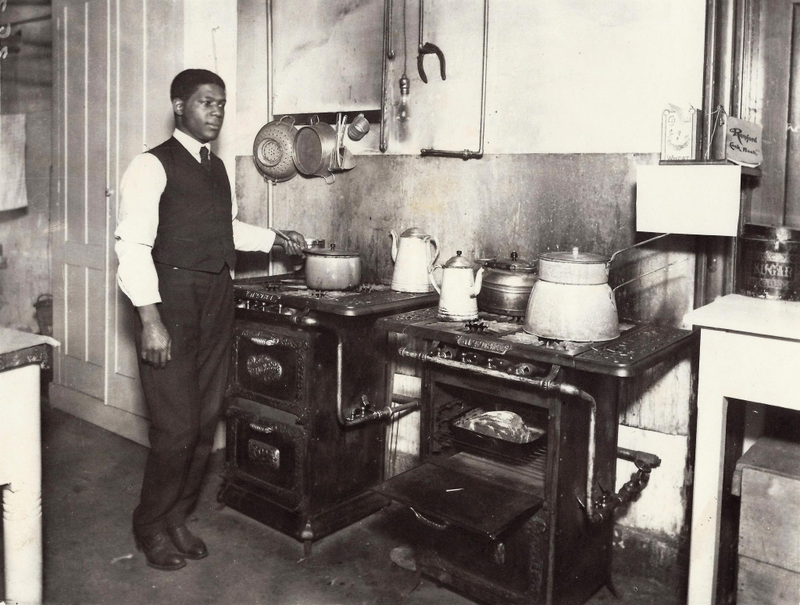 Imagen: William Carter, camarero y y cocinero del escuadrón. FDA